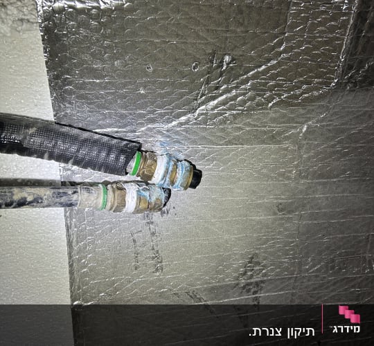 צינורות מחוברים עם מחברים על רקע מבודד